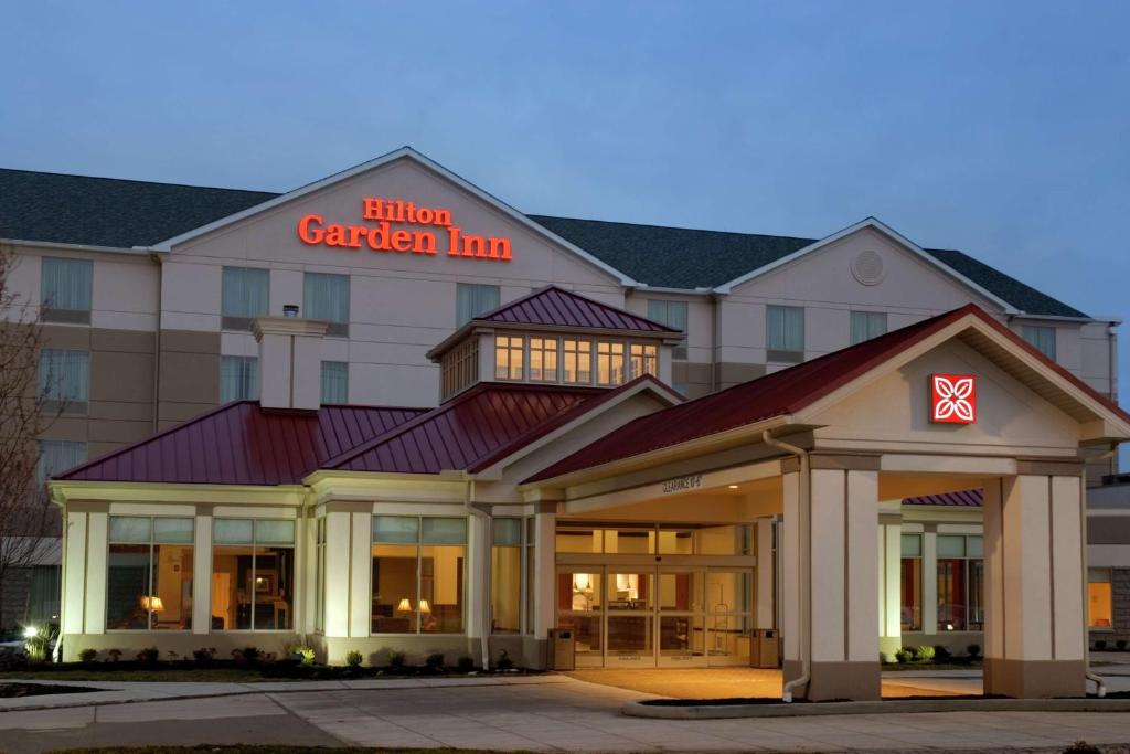 uma representação do exterior de uma estalagem com jardim de hotel em Hilton Garden Inn Cleveland East / Mayfield Village em Mayfield