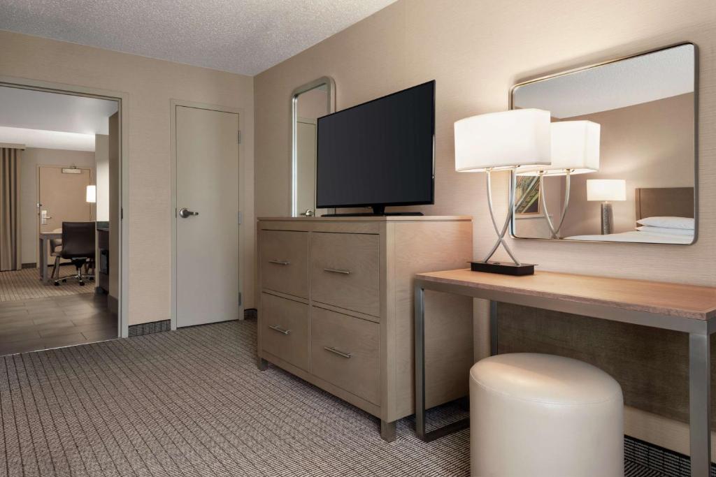 Embassy Suites by Hilton Cleveland Rockside - Two-Room King Suite - Non-Smoking