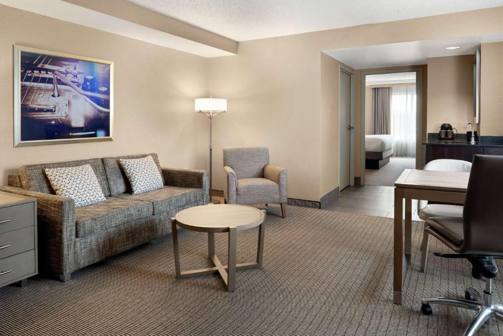 Embassy Suites by Hilton Cleveland Rockside - King Corner Suite With City View - Non-Smoking