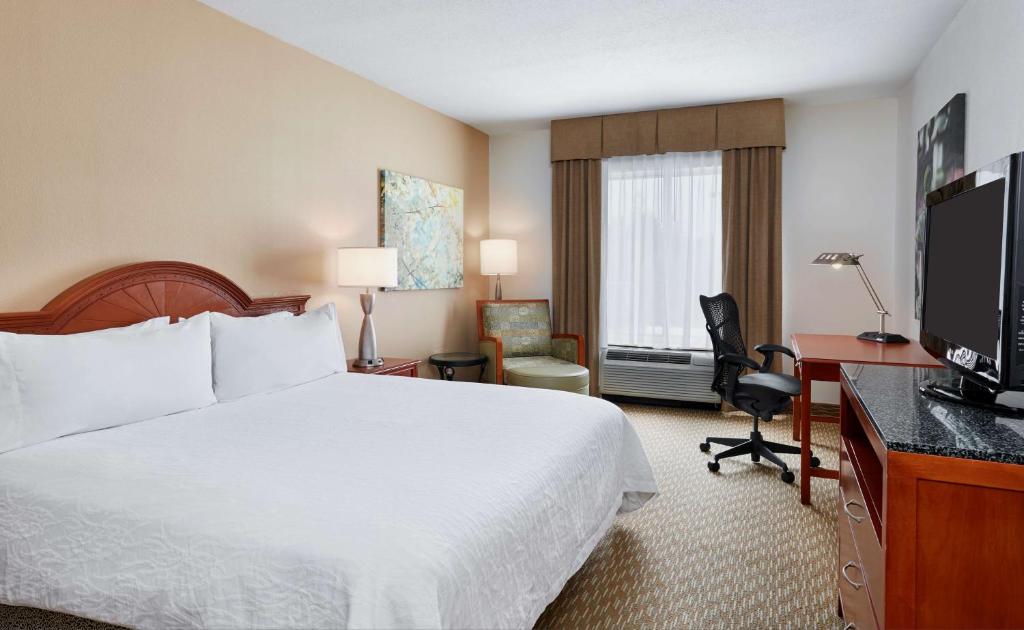 Hilton Garden Inn Charlotte Pineville - King Room With Accessible Tub - Mobility Access
