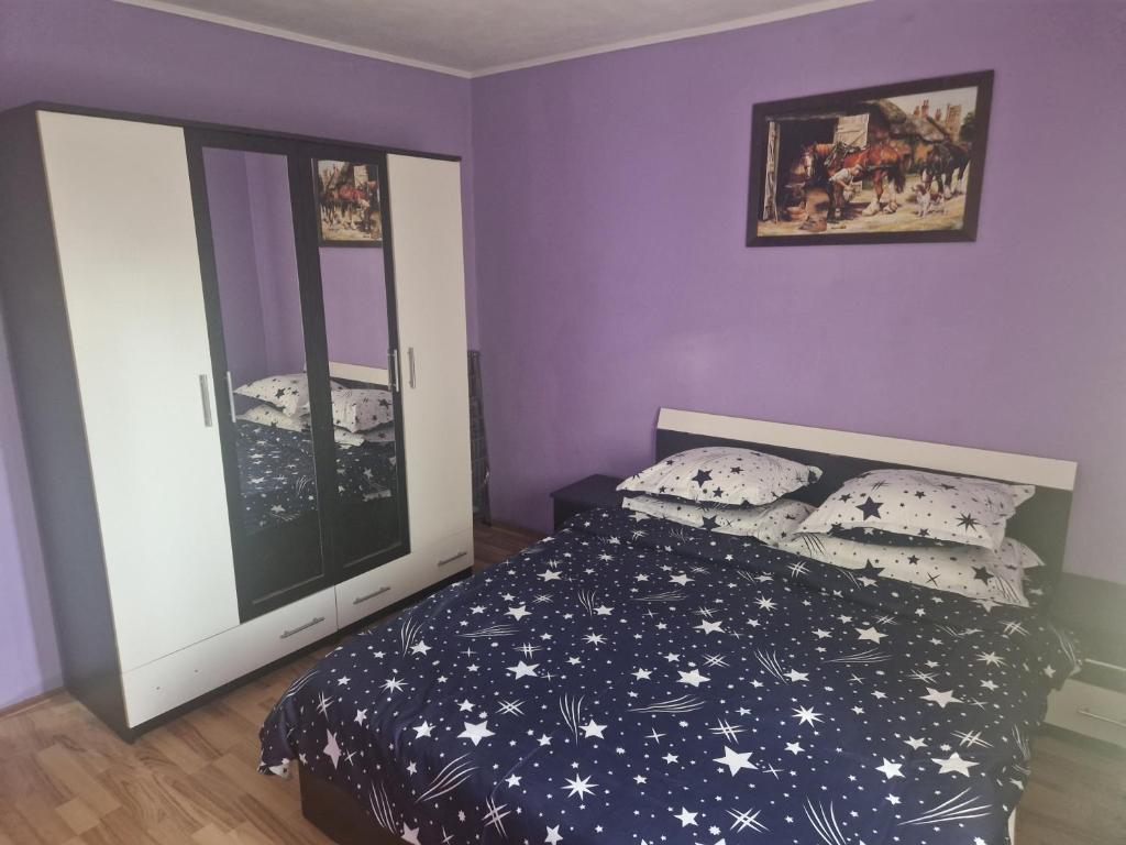 a bedroom with a bed with stars on it at Stefan in Călimăneşti