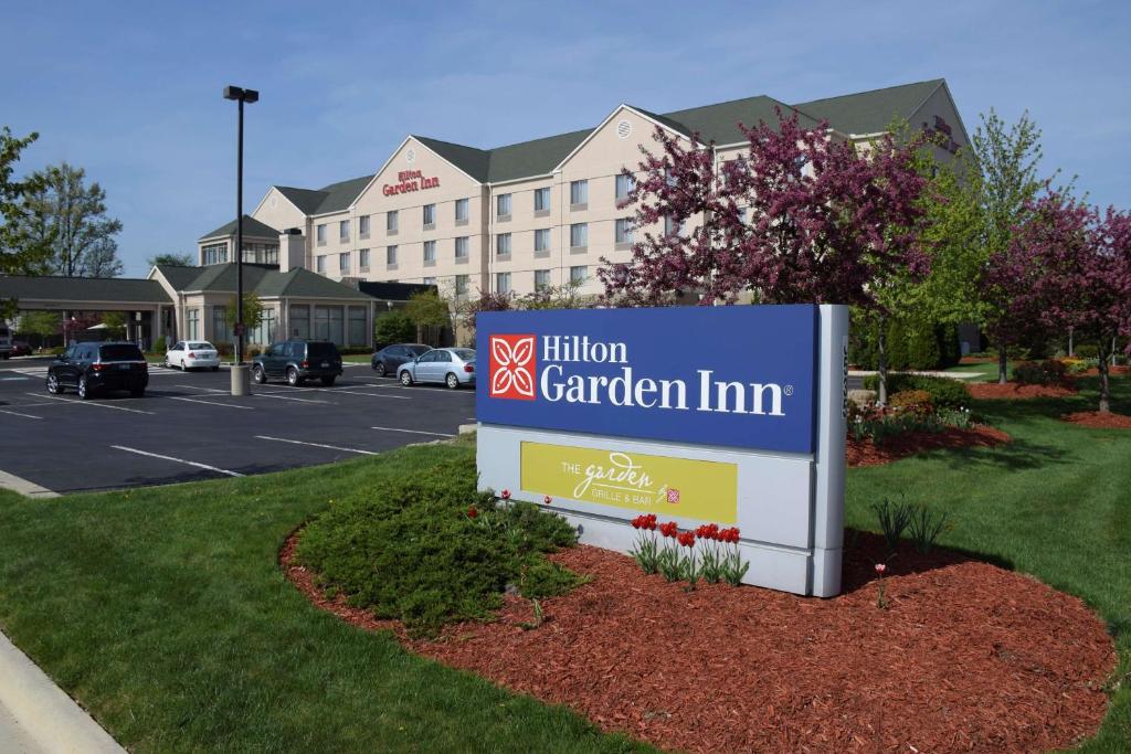 un cartello per una locanda di fronte a un edificio di Hilton Garden Inn Columbus/Polaris a Columbus