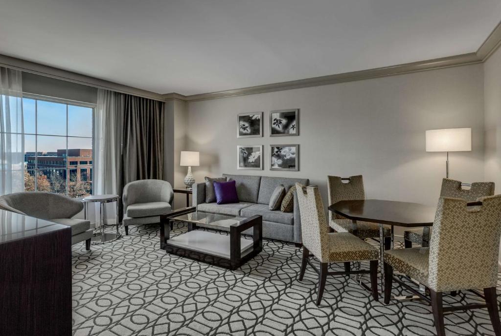 Hilton Columbus at Easton - Deluxe King Suite