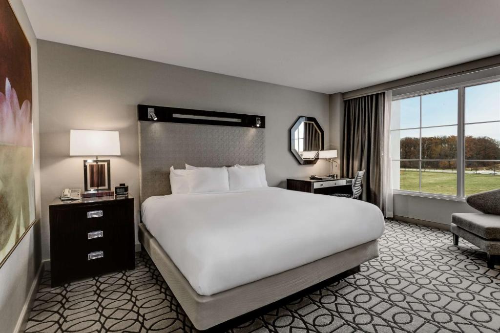 Hilton Columbus at Easton - King Room Met Inloopdouche