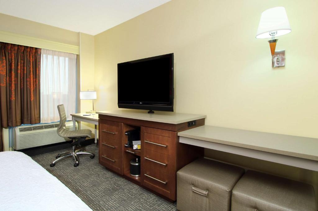 Hampton Inn & Suites Columbus-Downtown, Ohio - King Room - Niet Roken