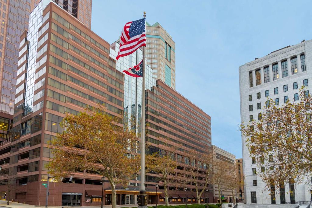 Un edificio alto con una bandiera americana sopra. di DoubleTree Suites by Hilton Hotel Columbus Downtown a Columbus