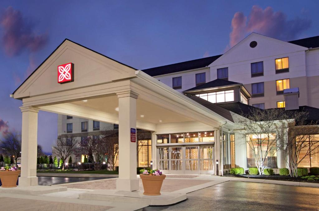 uma representação de um hotel com um edifício em Hilton Garden Inn Columbus-University Area em Columbus