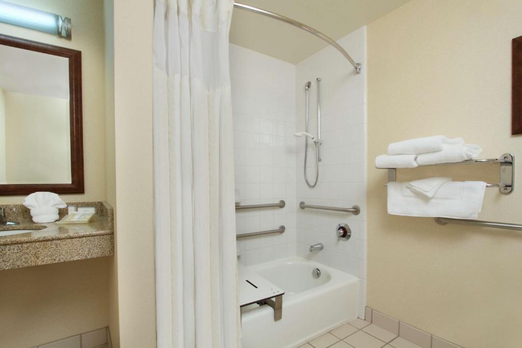 Hilton Garden Inn Columbus-University Area - King Room Met Bad - Mobiliteit En Gehoortoegang