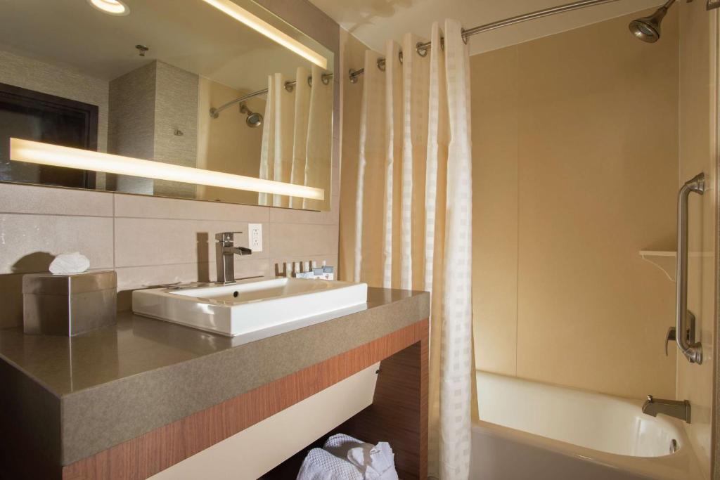 The Broadway Columbia - a DoubleTree by Hilton Hotel - Queen Room With Two Queen Beds - Hearing Access