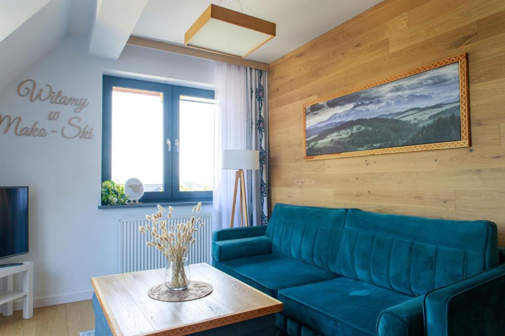 Mako-Ski في بيالكا تاترزانسكا: غرفة معيشة مع أريكة زرقاء وطاولة