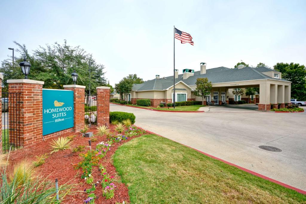 un edificio con un cartello per una casa di riposo di Homewood Suites by Hilton Dallas-Lewisville a Lewisville