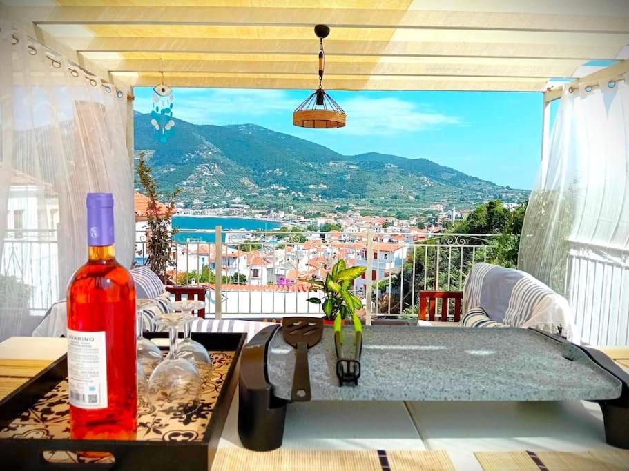 - une bouteille de vin assise sur un comptoir avec vue dans l'établissement Duka's Gardenhouse, à Skopelos