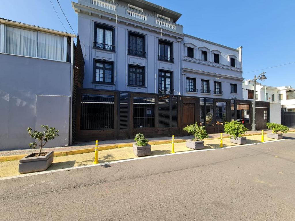 um edifício azul com vasos de plantas em frente em Bellavista express em Santiago