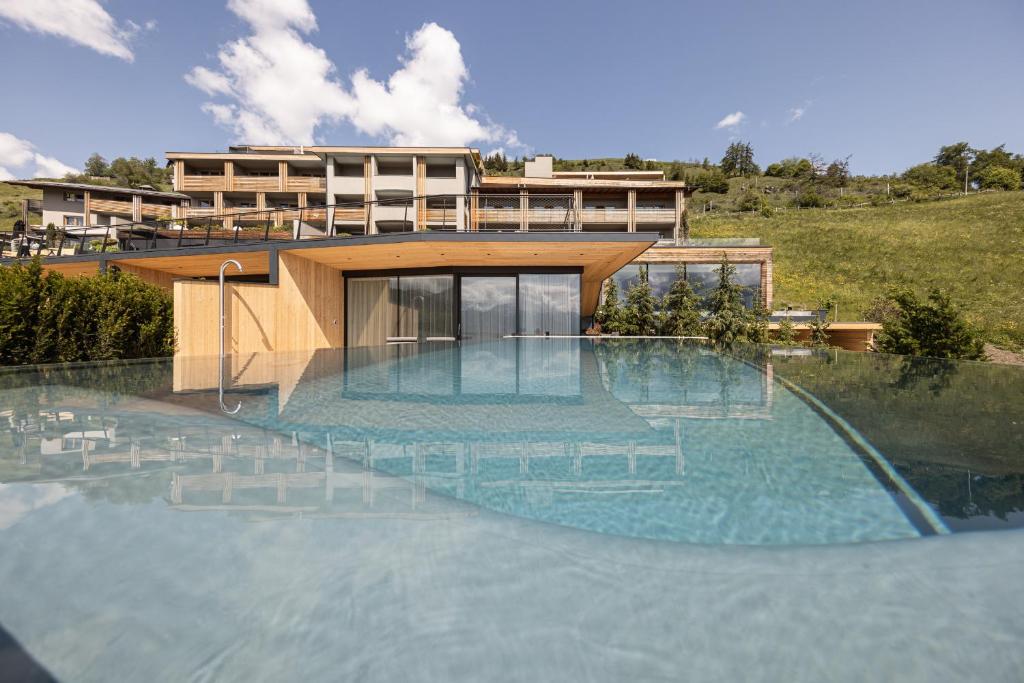 duży basen przed budynkiem w obiekcie DAS GERSTL Alpine Retreat w mieście Malles Venosta