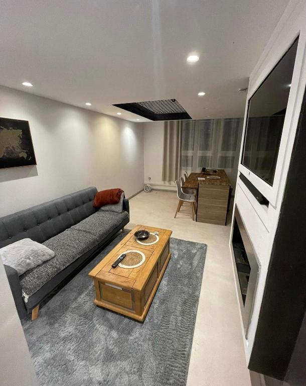 un salon avec un canapé et une table dans l'établissement Zara at Saint Raphael France, à Saint-Raphaël