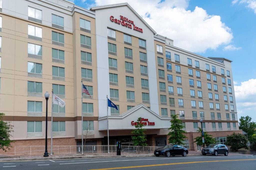 een weergave van het Sheraton Philadelphia hotel bij Hilton Garden Inn Arlington/Courthouse Plaza in Arlington