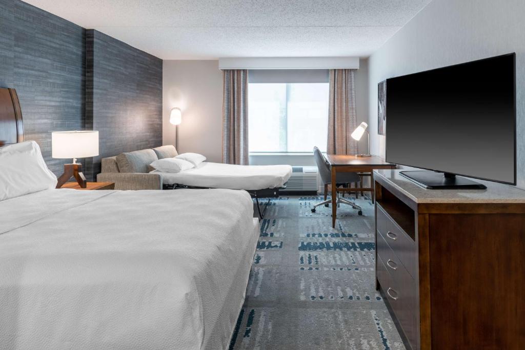 Hilton Garden Inn Arlington/Courthouse Plaza - Deluxe King Room With Sofa Bed