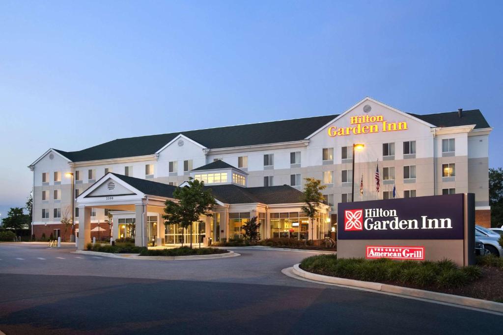 un hotel con un cartel frente a un edificio en Hilton Garden Inn Silver Spring White Oak en Silver Spring