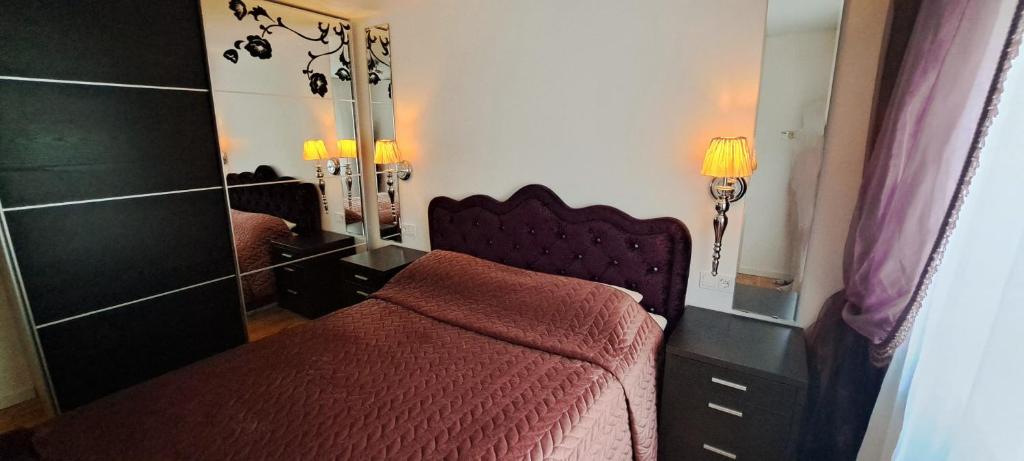 um quarto com uma cama e um espelho grande em Bergen Sunrise Terrace Apartment em Bergen