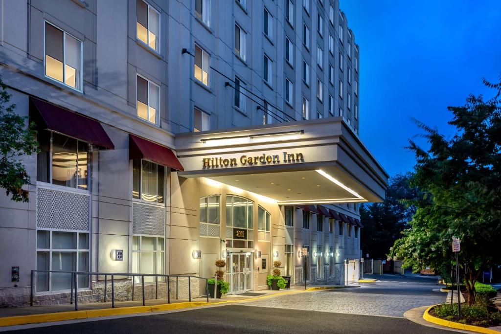 ein Gebäude mit einem Schild, das den goldenen Löwen des Hotels liest in der Unterkunft Hilton Garden Inn Tysons Corner in Tysons Corner