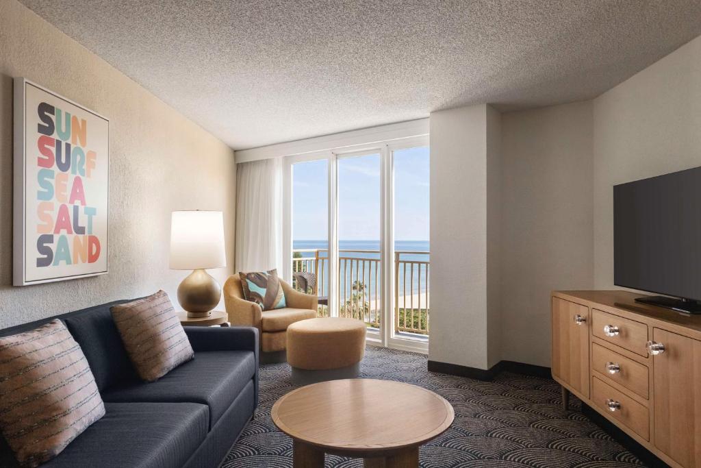 Embassy Suites by Hilton Deerfield Beach Resort & Spa - Suite, 1 Kingsize Bed, Oceanview, Zittend Balkon