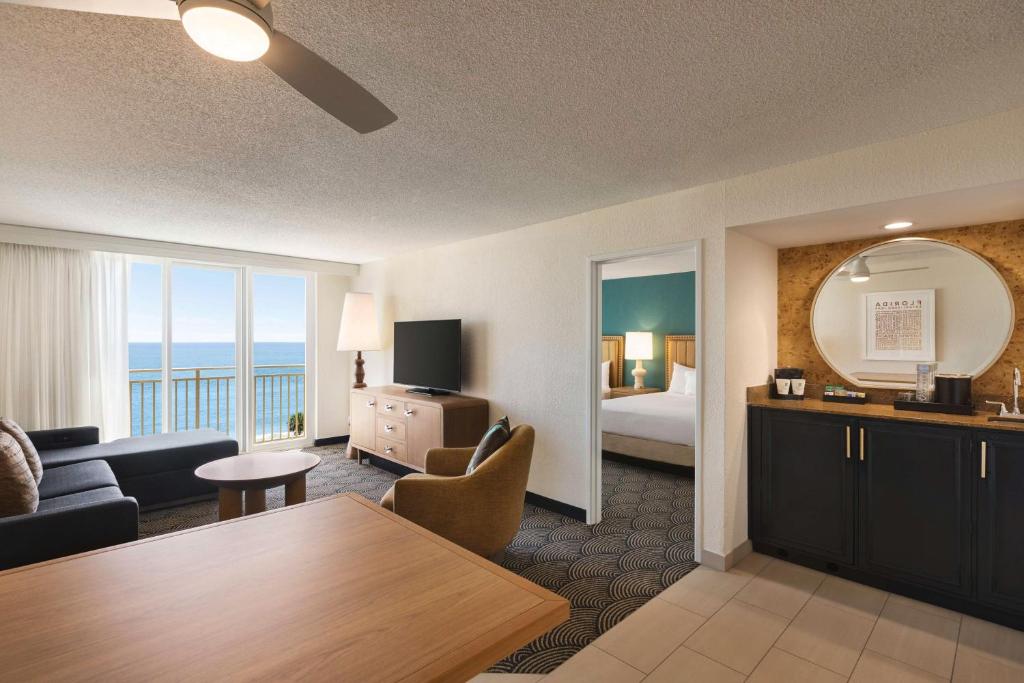 Embassy Suites by Hilton Deerfield Beach Resort & Spa - Suite, 2 Letti Queen, Obceanfront, Juliet Balcony