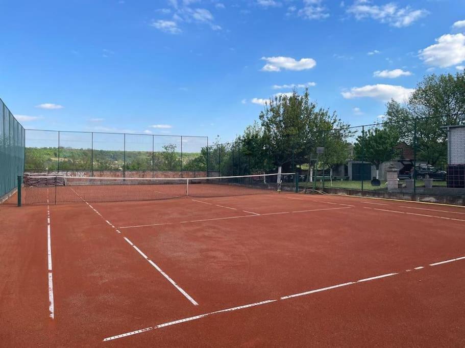 Tenis a/nebo squash v ubytování Vikendica S, Alibegovac nebo okolí