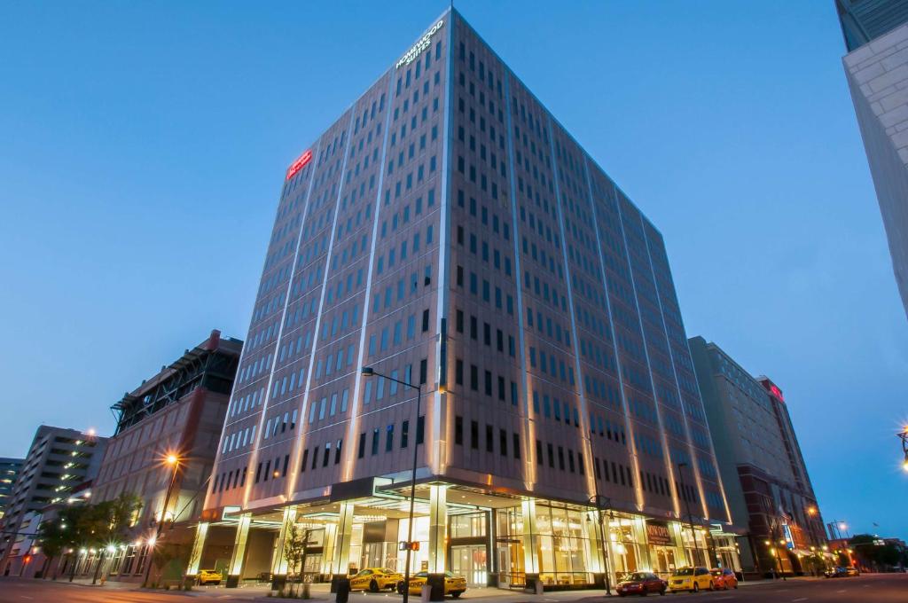 un edificio alto con luces encendidas en una ciudad en Hampton Inn & Suites Denver Downtown Convention Center, en Denver