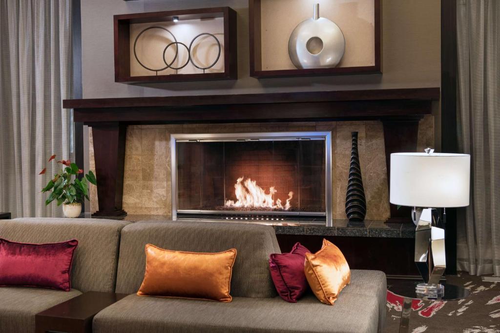Posezení v ubytování DoubleTree by Hilton Denver Tech