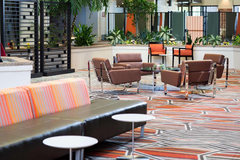 Posezení v ubytování DoubleTree by Hilton Denver Tech
