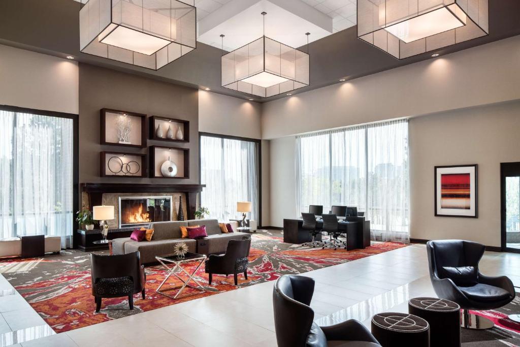 Posezení v ubytování DoubleTree by Hilton Denver Tech