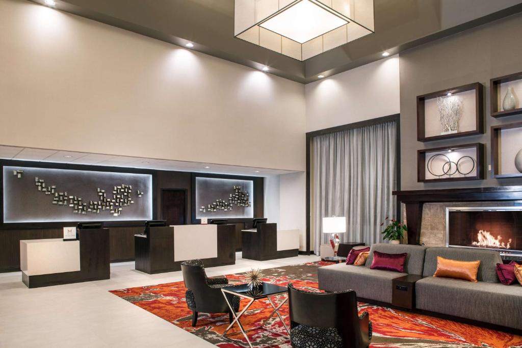 Posezení v ubytování DoubleTree by Hilton Denver Tech