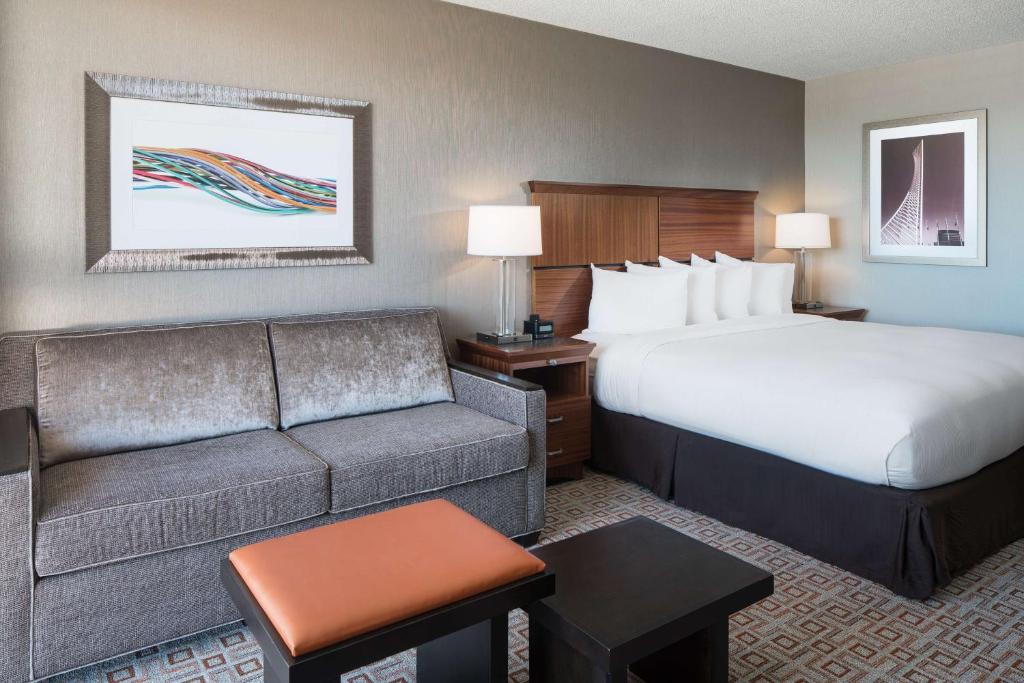 Postel nebo postele na pokoji v ubytování DoubleTree by Hilton Denver Tech