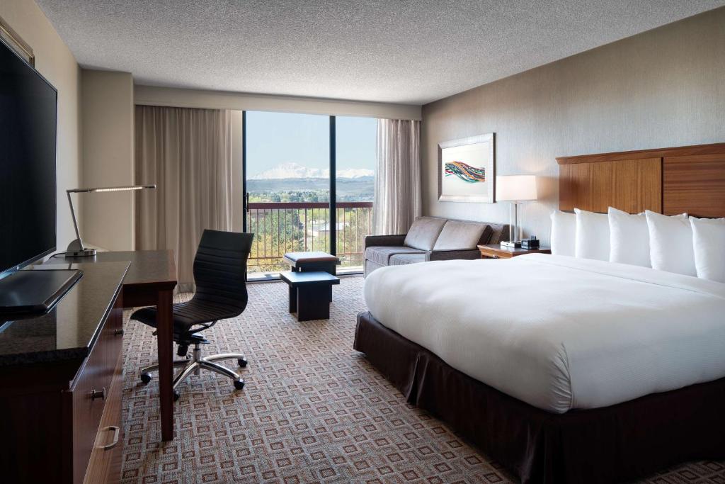 Postel nebo postele na pokoji v ubytování DoubleTree by Hilton Denver Tech