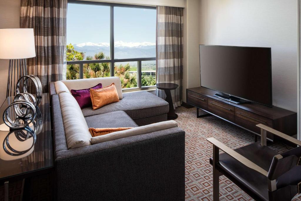 TV a/nebo společenská místnost v ubytování DoubleTree by Hilton Denver Tech