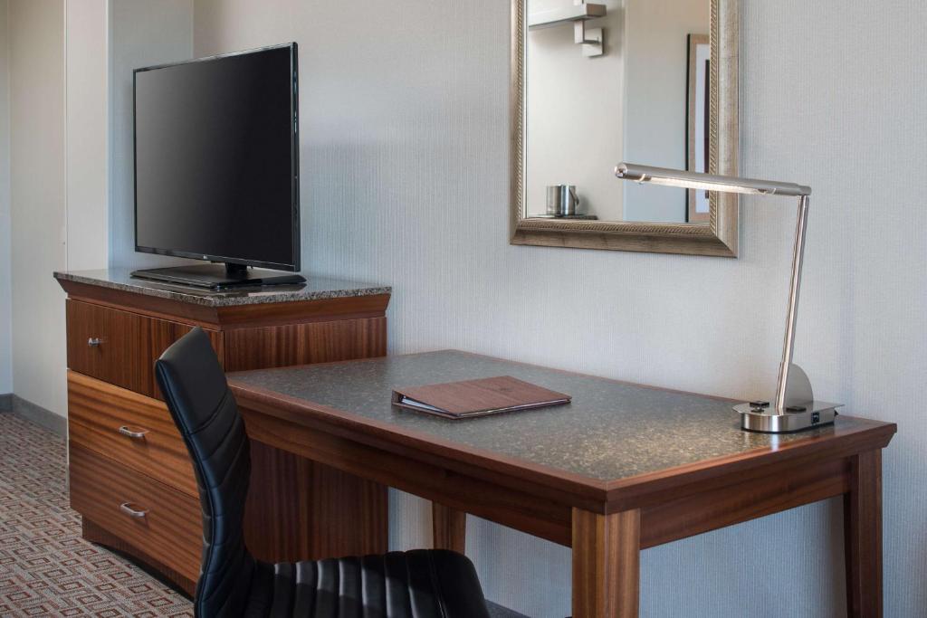 TV a/nebo společenská místnost v ubytování DoubleTree by Hilton Denver Tech