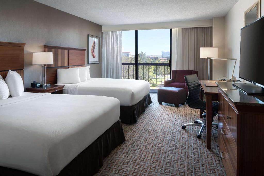 Postel nebo postele na pokoji v ubytování DoubleTree by Hilton Denver Tech