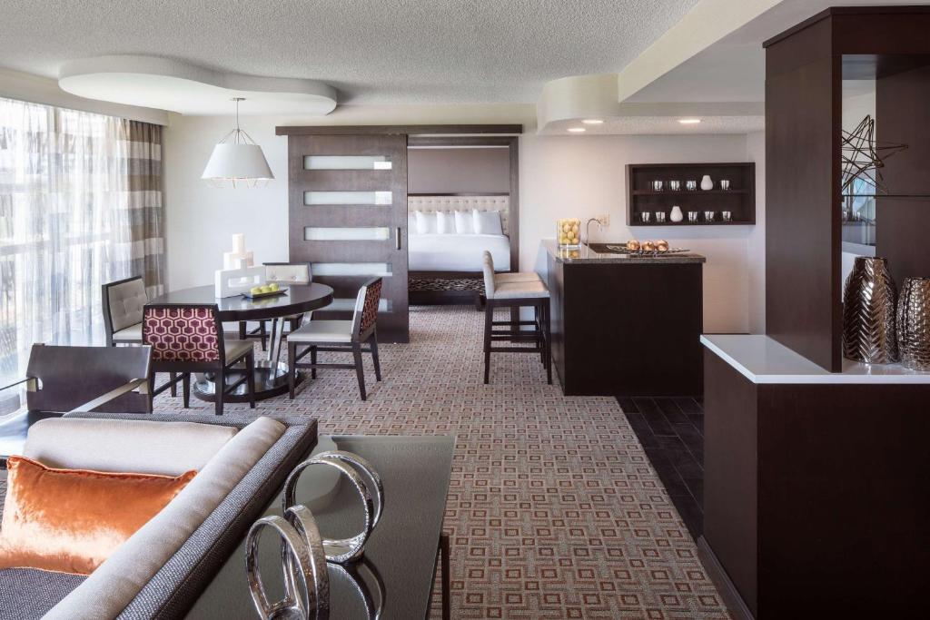 Posezení v ubytování DoubleTree by Hilton Denver Tech