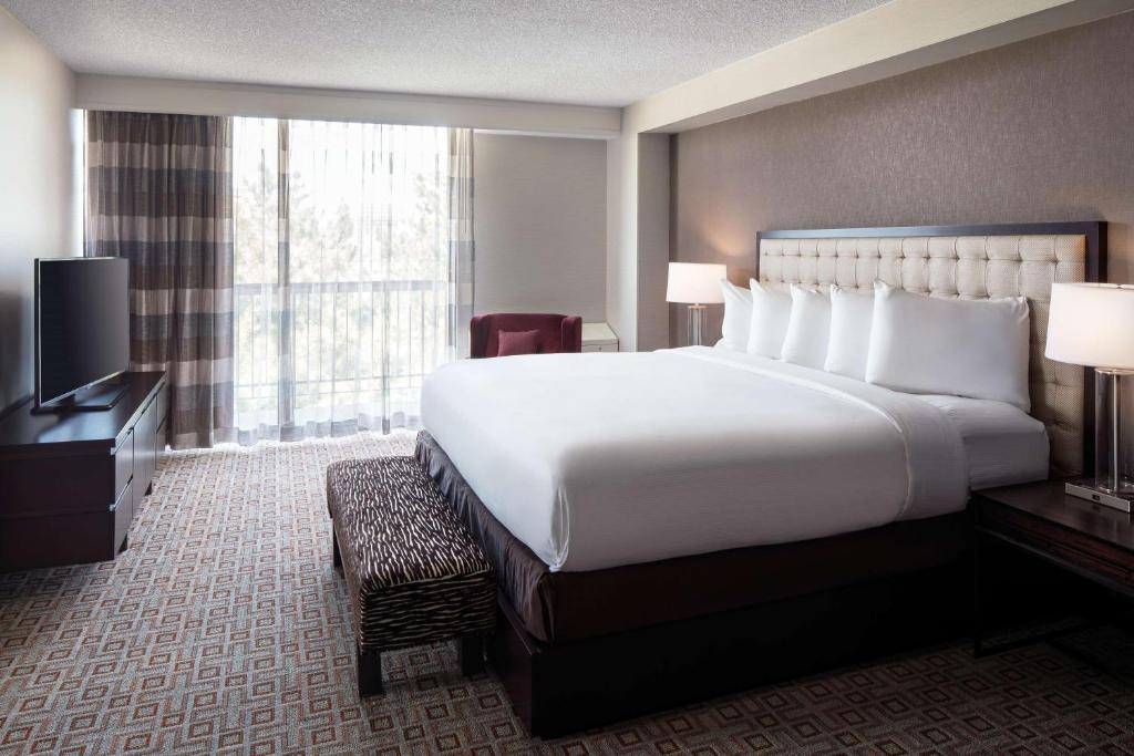 Postel nebo postele na pokoji v ubytování DoubleTree by Hilton Denver Tech