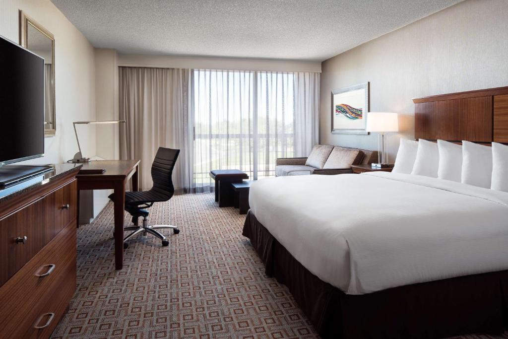 Postel nebo postele na pokoji v ubytování DoubleTree by Hilton Denver Tech
