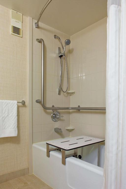 Koupelna v ubytování DoubleTree by Hilton Denver Tech