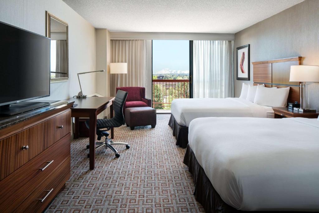 Postel nebo postele na pokoji v ubytování DoubleTree by Hilton Denver Tech