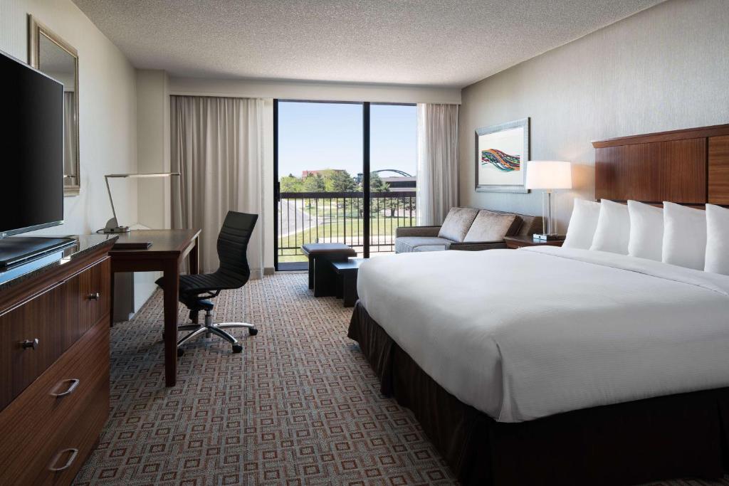 Postel nebo postele na pokoji v ubytování DoubleTree by Hilton Denver Tech