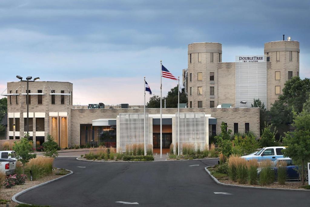 uma representação da frente de um edifício com duas torres em DoubleTree by Hilton Hotel Denver - Thornton em Thornton