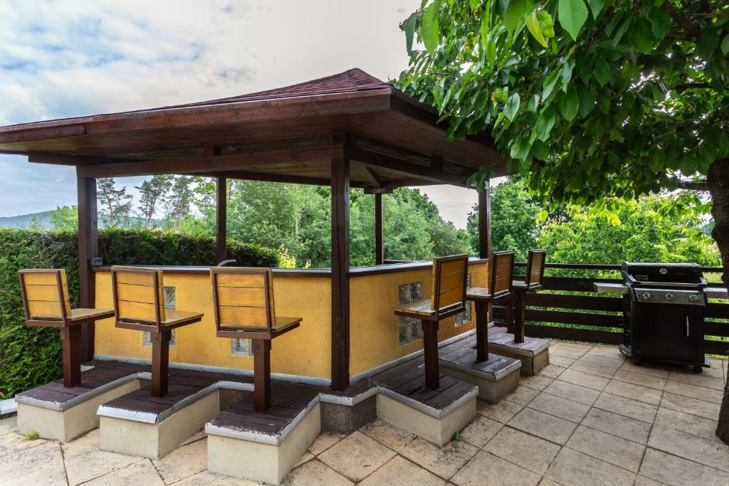 Ogród w obiekcie Private summer house with swimming pool, beach bar and pit for football and volleyball