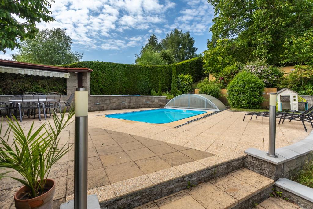 Basen w obiekcie Private summer house with swimming pool, beach bar and pit for football and volleyball lub w pobliżu