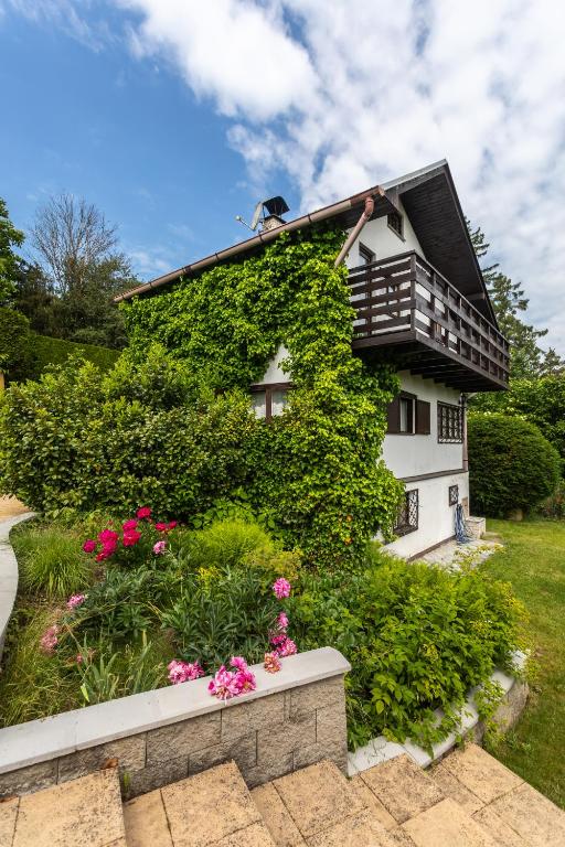 Ogród w obiekcie Private summer house with swimming pool, beach bar and pit for football and volleyball