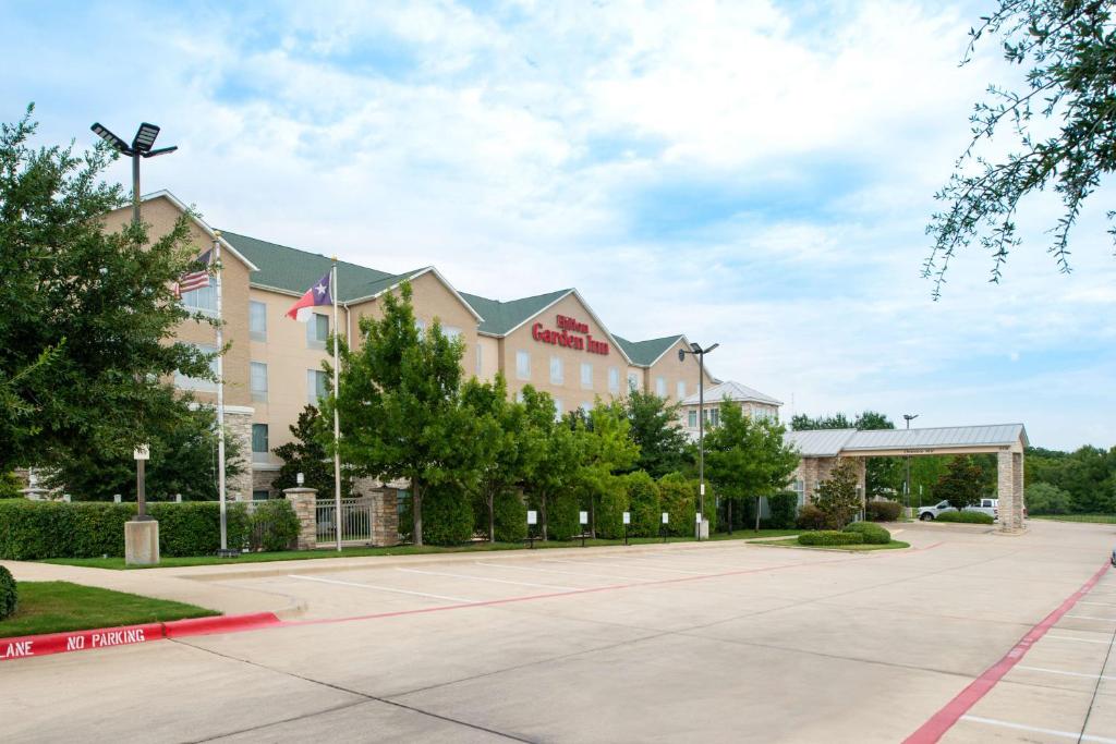 uma representação da frente de um hotel em Hilton Garden Inn Denton em Denton