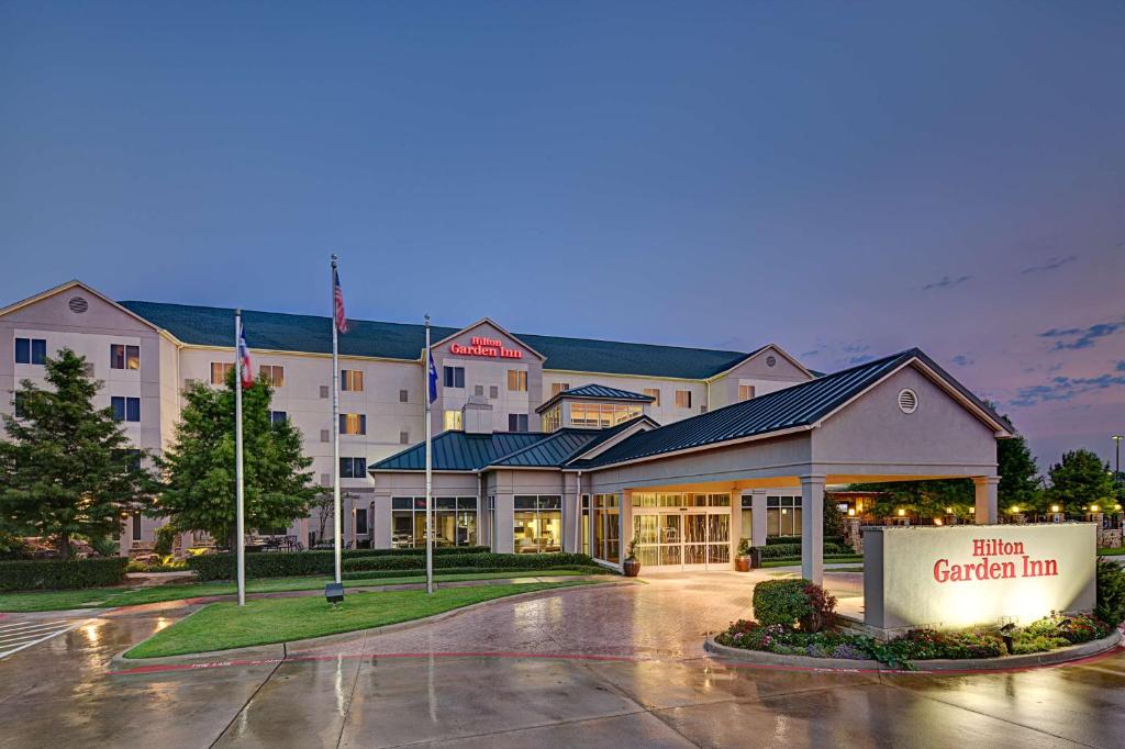 una representación de la parte delantera de la posada granidiana en Hilton Garden Inn DFW Airport South, en Irving