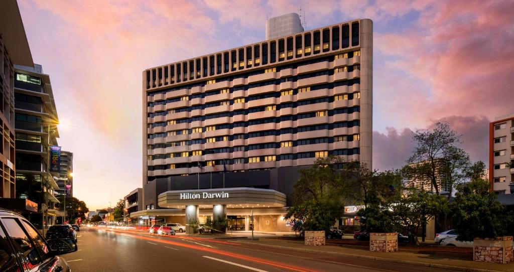een weergave van een hotelgebouw in een stadsstraat bij Hilton Darwin in Darwin